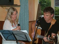 Erika und Jochen spielen im Cafe Meyer in Neresheim